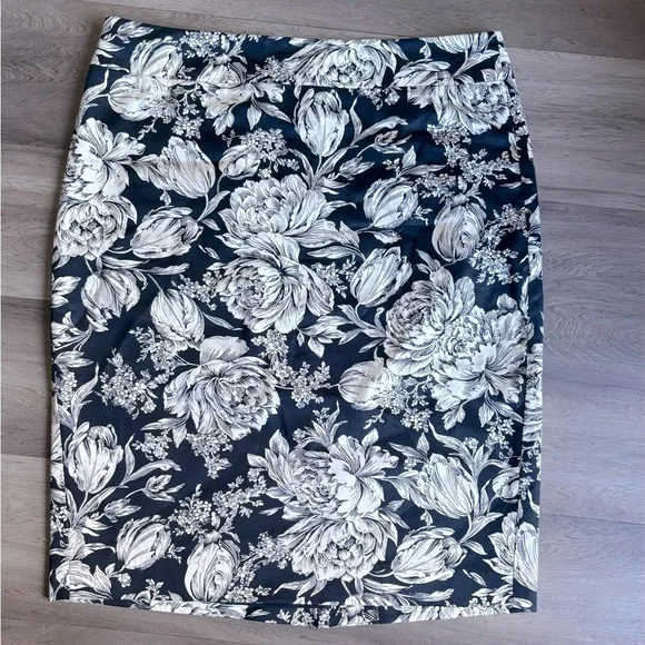 Ann Taylor Floral pencil skirt in white/navy - Picture 1 of 6